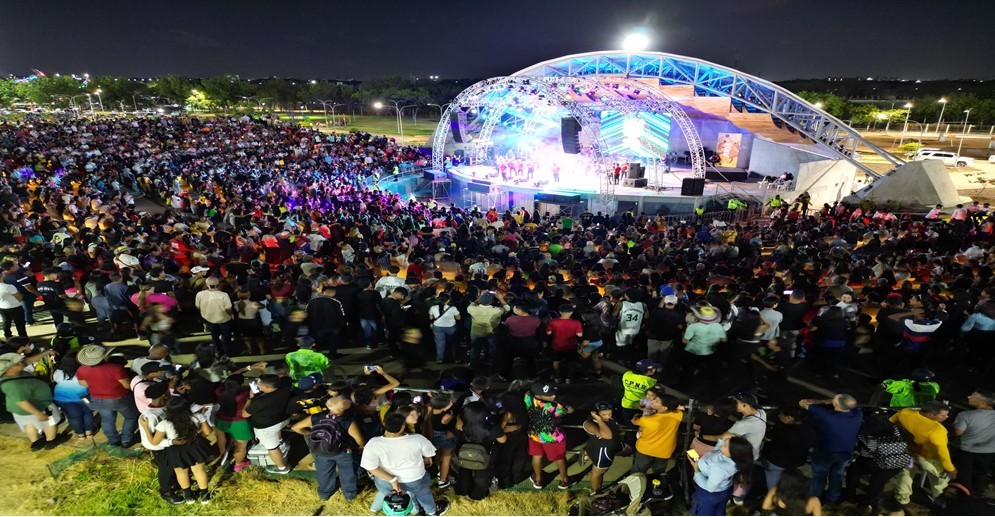 Con lleno total de la Concha Acústica culminó el Carnaval Monumental en el Parque Ana María Campos - Yvke Mundial