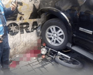 Conductor de camioneta Ford Explorer aplastó a un motorizado