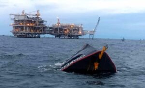 Dos fallecidos y cuatro desaparecidos por hundimiento de una barcaza en el Lago de Maracaibo