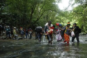 Migrantes por la selva del Darién