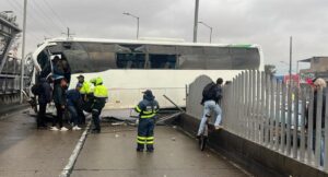 Dicen cómo está el conductor que se estrelló contra estación de Transmilenio