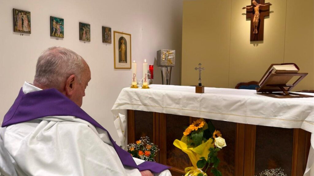 Difunden primera foto del papa Francisco desde su hospitalización