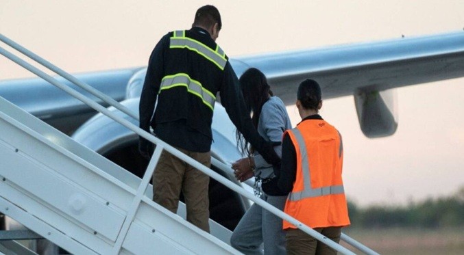 EE.UU. asegura que tercer avión con venezolanos despegó