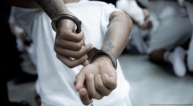 EE.UU. deporta a El Salvador a 17 personas miembros de TdA