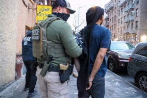 El Departamento de Justicia de EEUU defiende que la orden de parar las deportaciones "no es aplicable"