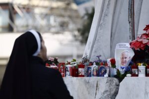 El Papa continúa con la terapia respiratoria y pasa de la ventilación mecánica de la noche a las cánulas nasales