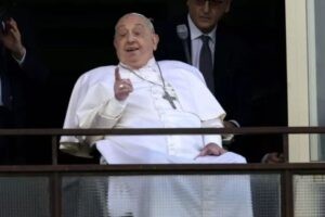 El Papa da las gracias en su primera aparición y exige fin "inmediato" de ataques en Gaza