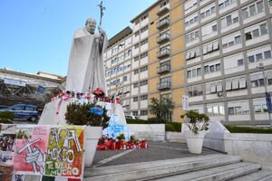 El Papa ha pasado una noche "tranquila" y está descansado