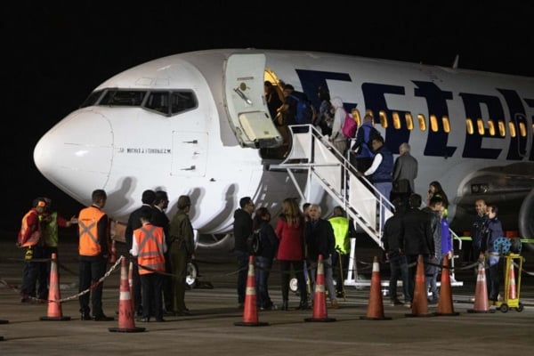 El chavismo reanudará los vuelos de repatriados desde EE. UU.