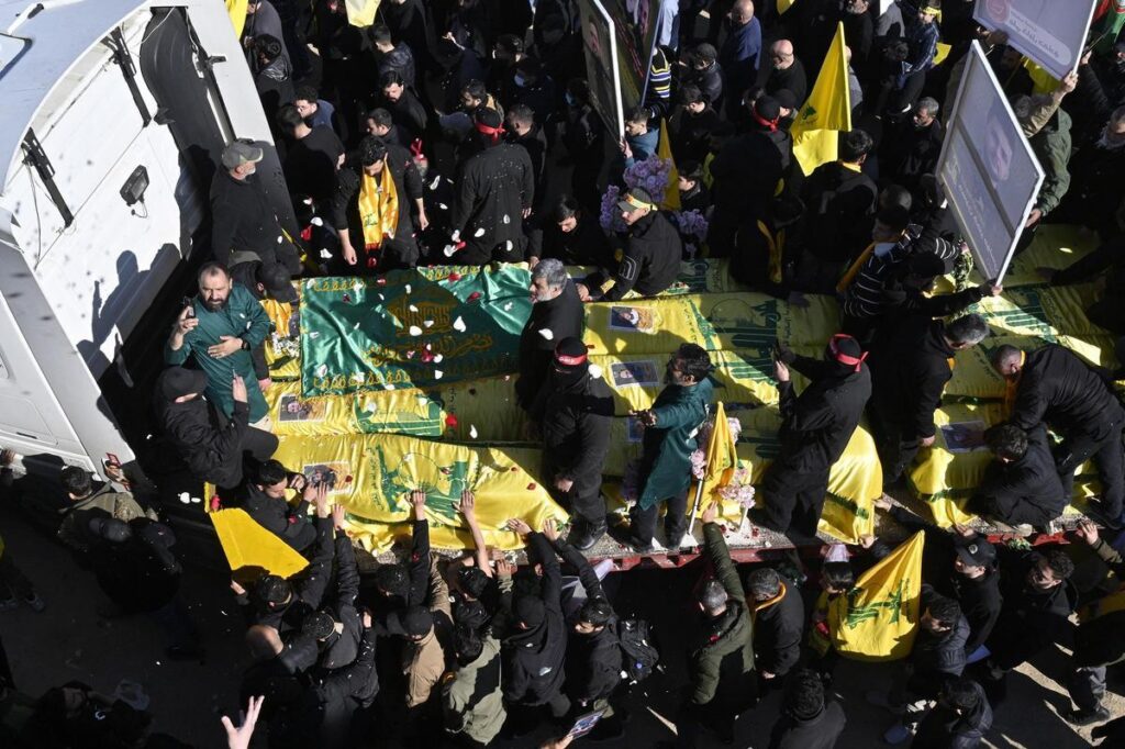 Funeral masivo de combatientes de Hizbulá en Aitaroun, en el sur del Líbano, el pasado 28 de febrero.