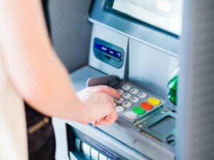 El 'falso' consejo para evitar fraudes en cajeros automáticos: ¿cómo cuidarse? | Finanzas | Economía