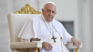 El papa Francisco pasó una noche tranquila, pero su pronóstico sigue siendo reservado