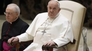 El papa Francisco pasó una noche tranquila, tuvo ligeras mejorías, pero su cuadro sigue siendo complejo