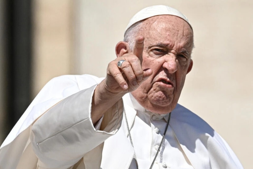 El papa Francisco pasó una noche "tranquila" y "aún descansa"
