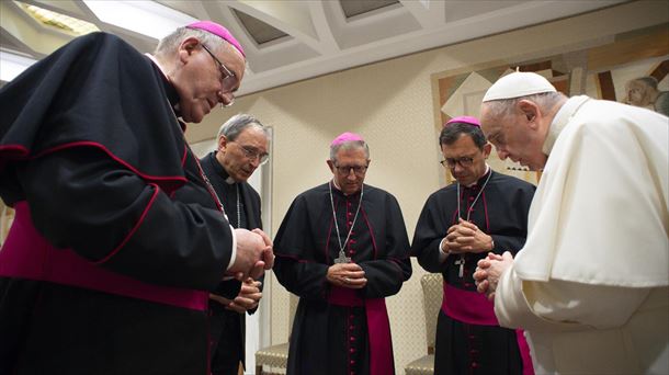 El papa Francisco pasó una noche "tranquila" y está descansando