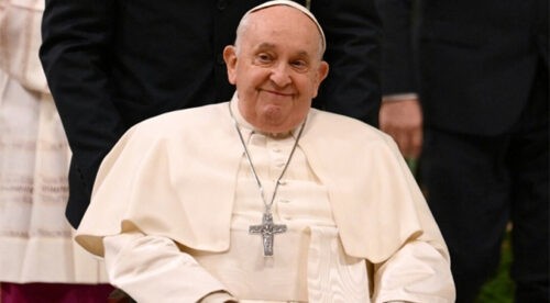 El papa dice sentir "la bendición que esconde la fragilidad" tras agradecer cuidados en hospital