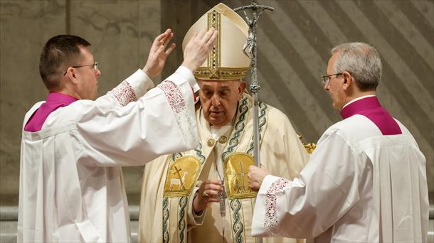 El papa muestra una "leve mejoría" tras 23 días en el hospital