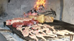 El restaurante de carretera de la A-3​ con cocina manchega y especializado en carne a la brasa