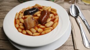 El restaurante de carretera en Asturias donde sirven uno de los mejores platos de fabes de España