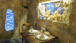 El restaurante de un barrio pesquero de Santader escondido en una cueva submarina donde disfrutar de una de las mejores mariscadas