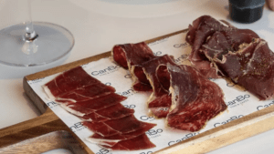 El restaurante en Barcelona de un chef Michelin con un jardín secreto: platos desde 3 euros
