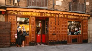 El restaurante más antiguo del mundo está en Madrid, cumple 300 años, y su horno no se ha apagado nunca