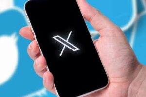 Elon Musk afirma que la red "X" es blanco de un "enorme ciberataque"