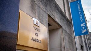 Empleados de Voz de América demandan a administración Trump – DW – 22/03/2025