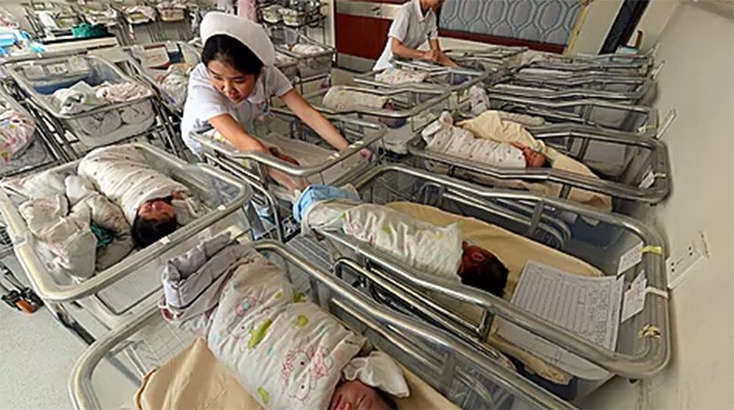 Enfermeras cuidan varios bebés durante terremoto en China