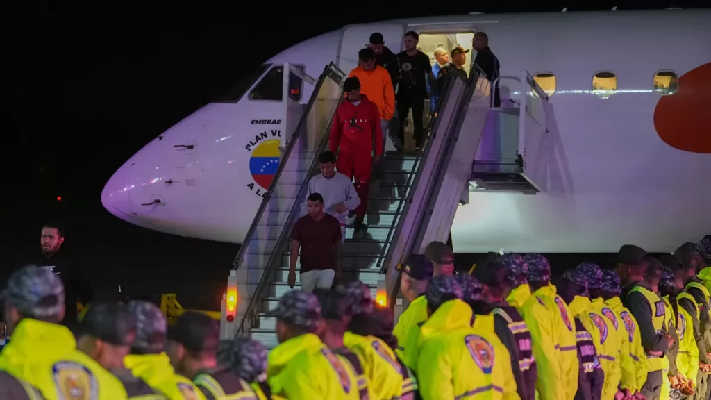 Estados Unidos anuncia que Venezuela acordó reanudar vuelos de deportados 