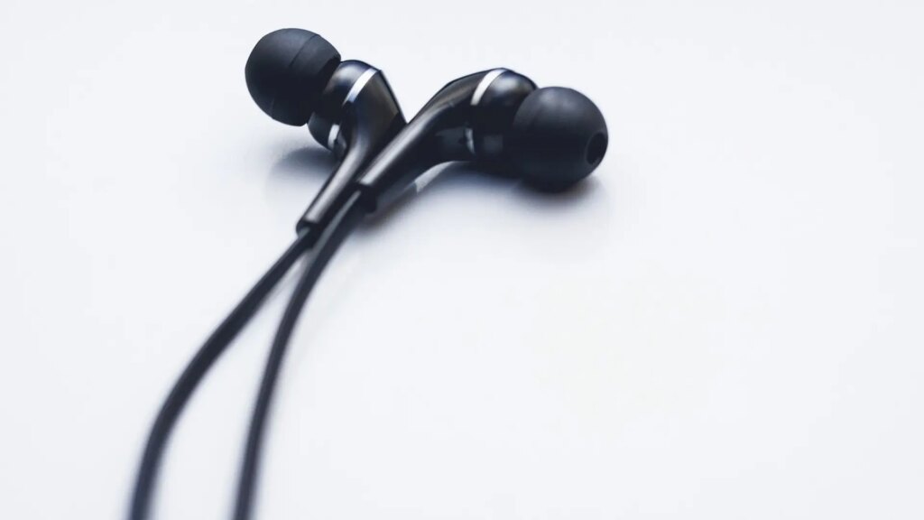 Expertos en ciberseguridad han descubierto un agujero enorme en los auriculares con cable: así pueden hackearlos