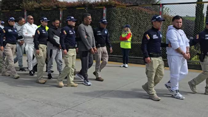 Extraditan ocho colombianos a Estados Unidos