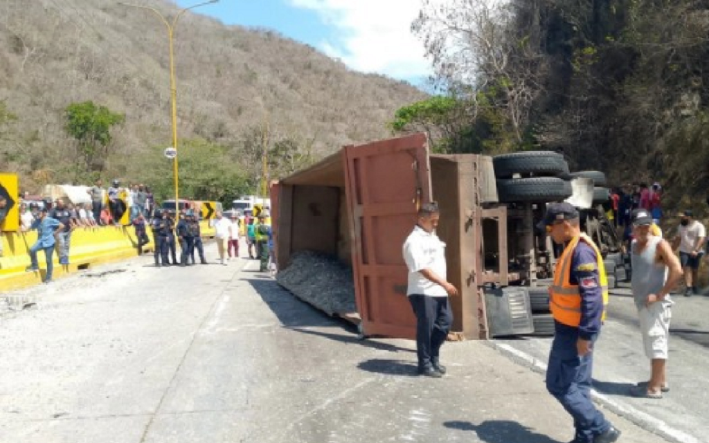 Falleció el conductor de una gandola en la autopista Valencia Puerto Cabello
