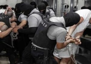 Familiares de venezolanos deportados por EEUU a El Salvador piden a Bukele su liberación