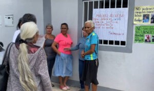 Familiares de venezolanos en cárcel de El Salvador denuncian que están incomunicados