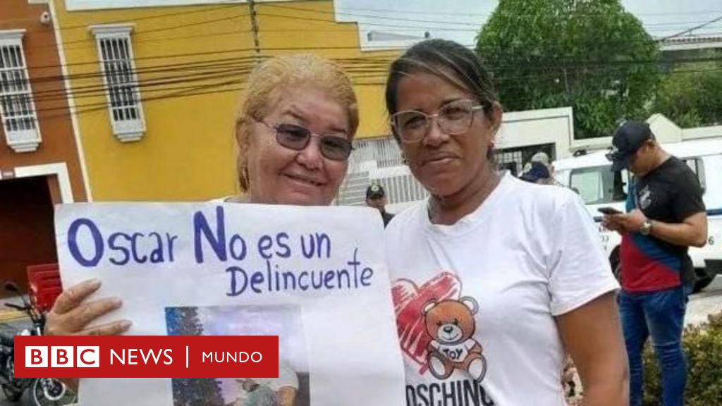 "Fue a buscar el sueño americano y ahora está atrapado en una pesadilla": la desesperación de una madre por saber de su hijo, deportado de EE.UU. a la megacárcel de El Salvador