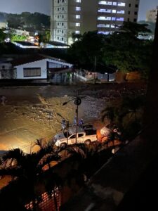 Fuertes lluvias causaron inundaciones en sectores de La Guaira (+videos)
