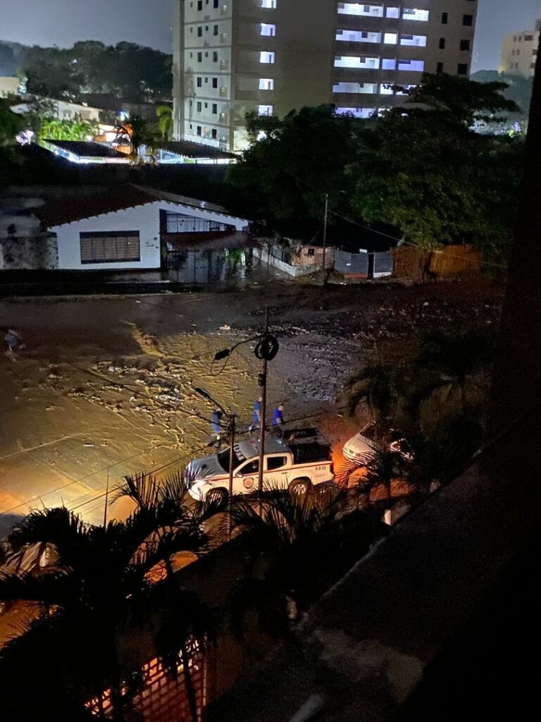 Fuertes lluvias causaron inundaciones en sectores de La Guaira (+videos)