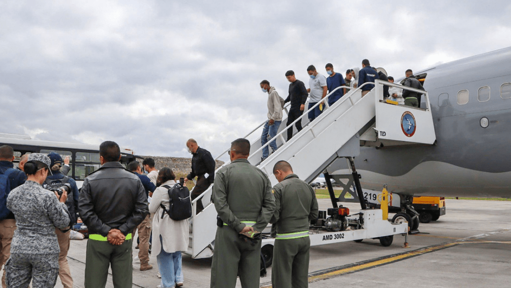 Gobierno confirma que reanudará vuelos para regresar a migrantes desde EEUU