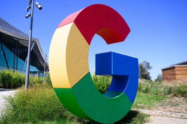 Google lanza un teléfono de gama baja que busca ser "excelente primer teléfono" para niños