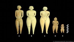 Hallan "espeluznantes" marionetas milenarias en El Salvador – DW – 07/03/2025
