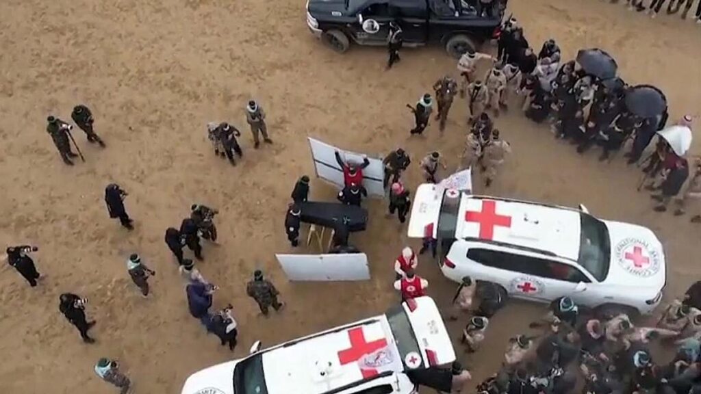 Hamás entrega los cuerpos de 4 rehenes e Israel libera 642 presos palestinos, incluidos mujeres y niños