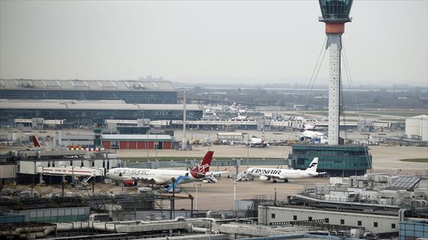 Heathrow reanuda los vuelos y espera recuperar la normalidad este sábado