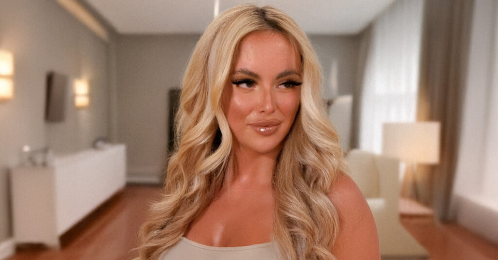 Hermosa artista de 23 años se inyecta más botox para parecer una joven de 43