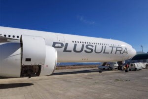 Hombre intentó abrir puerta de avión de Plus Ultra mientras cubría ruta Madrid-Caracas