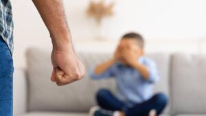 Hombre le lanzó cemento en los ojos a su hijastro de seis años: el menor está hospitalizado