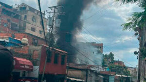 Incendio consumió taller mecánico en Petare