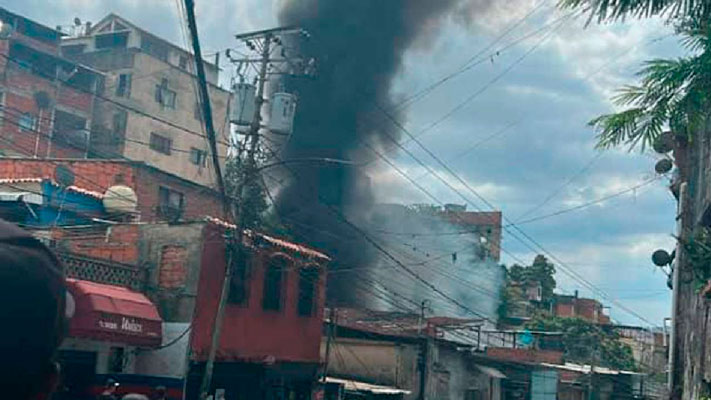 Incendio consumió taller mecánico en Petare