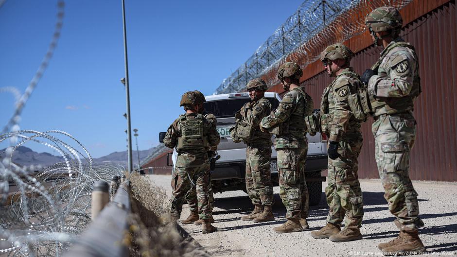 Jueza EE.UU. suspende prohibición de militares transgénero – DW – 19/03/2025