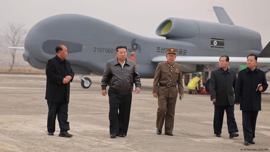 Kim supervisa pruebas de avión y drones suicidas con IA – DW – 27/03/2025